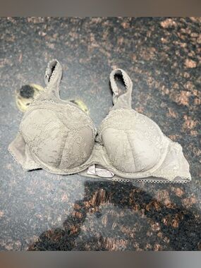Victoria’s Secret - Lined Demi. Lace Underwire Bra in Light Gray